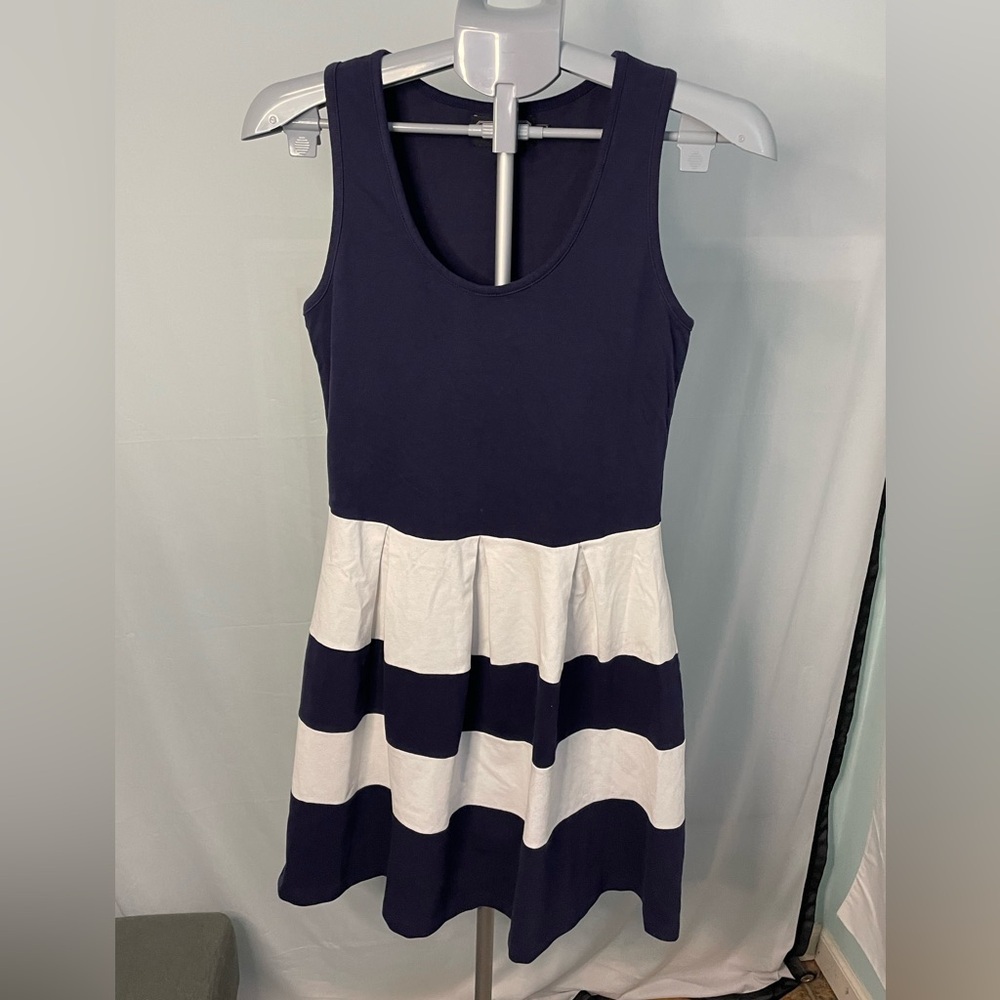 Duffield Lane. LUDINGTON DRESS IN NAVY & WHITE COLORBLOCK.‎ UPF50+ MEDIUM